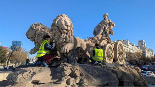 Trabajos de inspección y toma de muestras en la fuente de Cibeles.