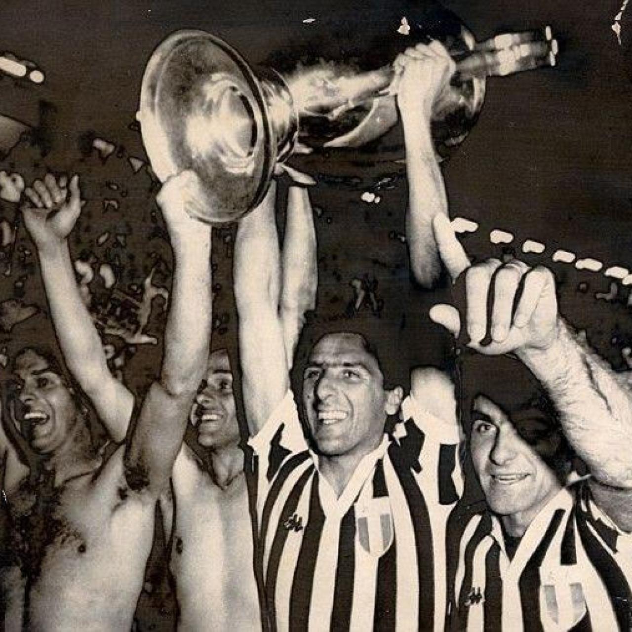 Los jugadores de la Juventus levantan el trofeo de campeones de Europa.