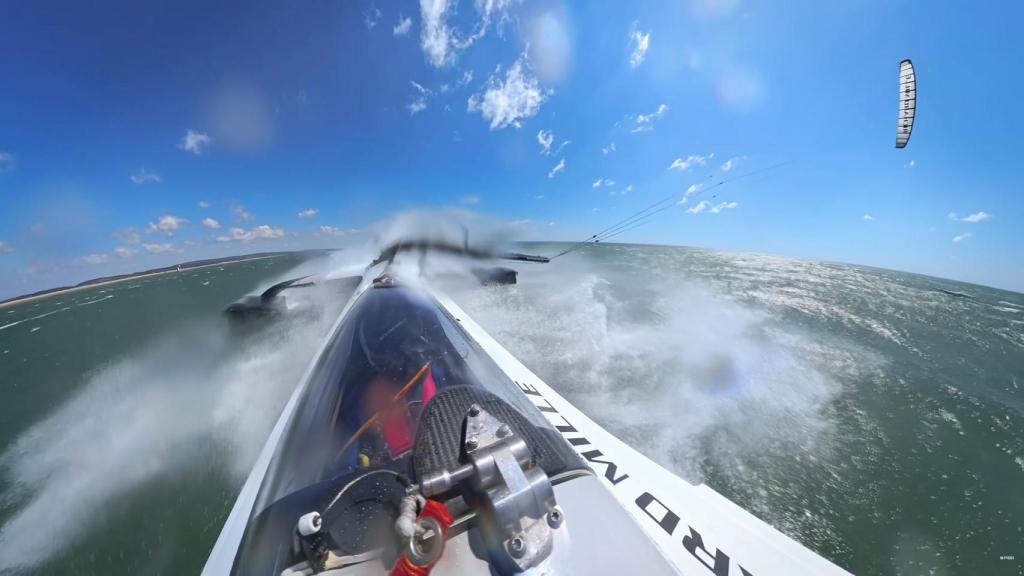 Velero SP80 navegando a velocidades altísimas.