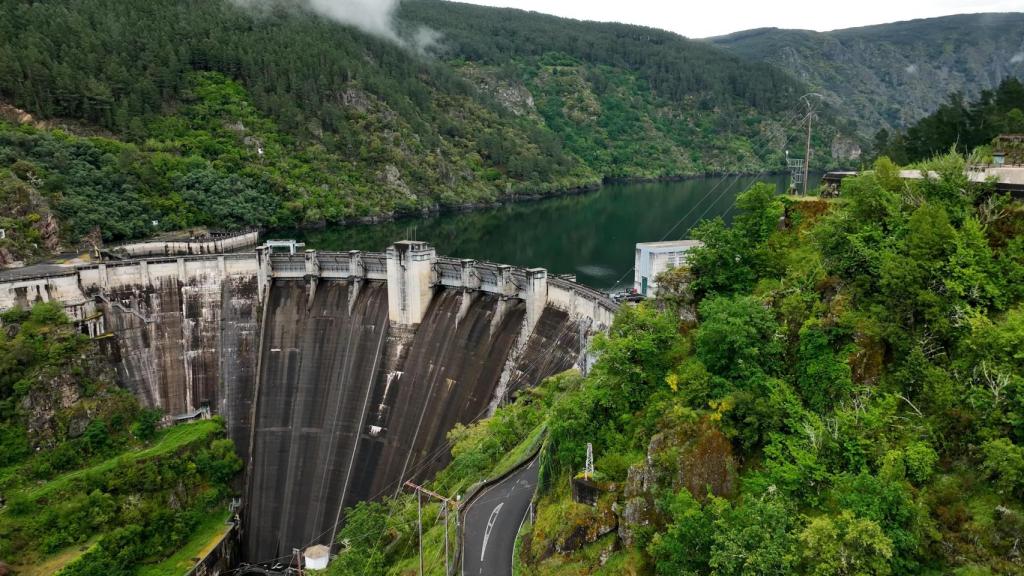 Presa central hidroeléctrica de San Estevo.