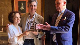 Emilio Parra, presidente de la Fundación Ingenio Azul, haciendo entrega del Premio Ingenio Azul 2025 a Juan Naya, impulsor de Sigena Mágica, y Pilar Domínguez, comisaria del proyecto.