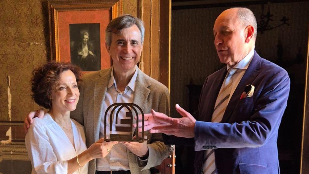 Emilio Parra, presidente de la Fundación Ingenio Azul, haciendo entrega del Premio Ingenio Azul 2025 a Juan Naya, impulsor de Sigena Mágica, y Pilar Domínguez, comisaria del proyecto.