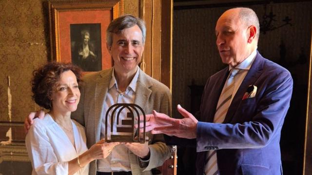 Emilio Parra, presidente de la Fundación Ingenio Azul, haciendo entrega del Premio Ingenio Azul 2025 a Juan Naya, impulsor de Sigena Mágica, y Pilar Domínguez, comisaria del proyecto.