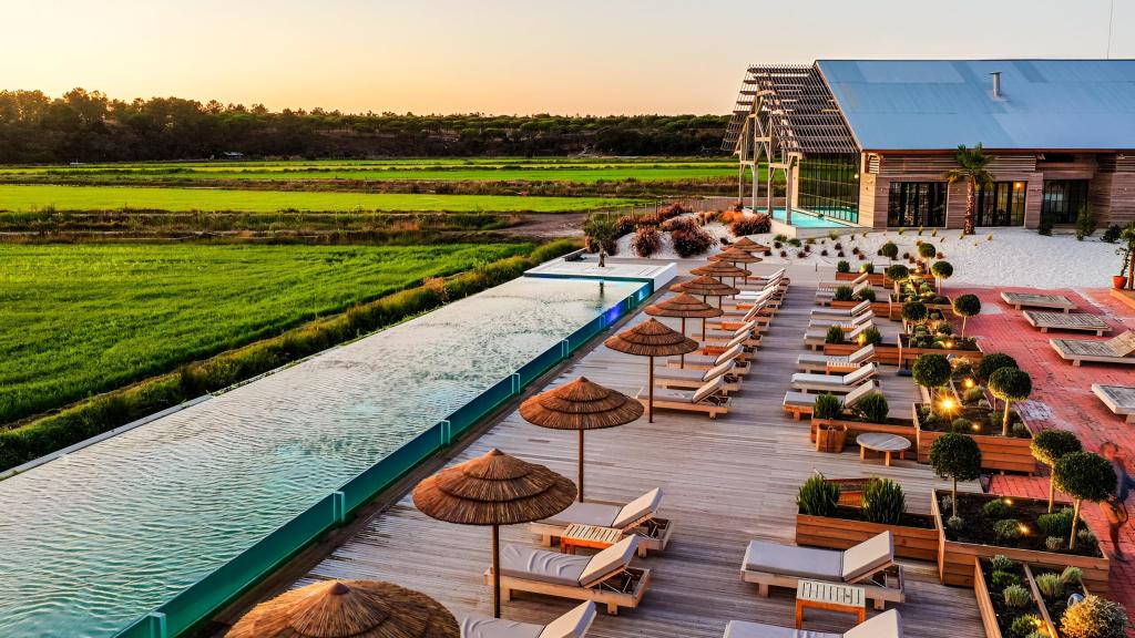 El hotel Quinta da Comporta frente a un campo de arroz.