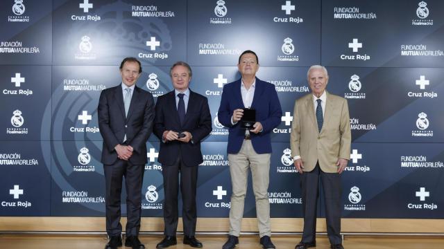 Enrique Sánchez, vicepresidente ejecutivo de la Fundación Real Madrid; Jaime Gregori, director de Captación y Alianzas de Cruz Roja Española; Lorenzo Cooklin, director general de la Fundación Mutua Madrileña y Emilio Butragueño, director de Relaciones Institucionales del Real Madrid C.F.