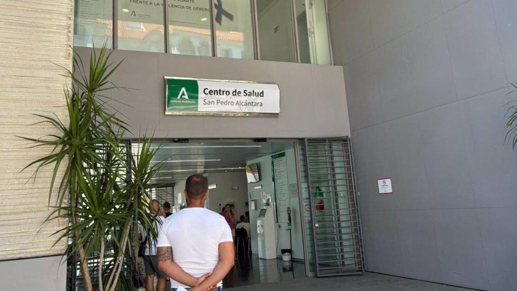 Puerta del centro de salud de San Pedro de Alcántara.
