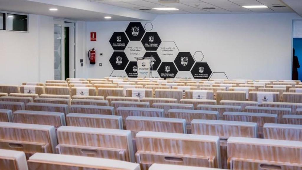 Salón de actos de la RFGF en Santiago.