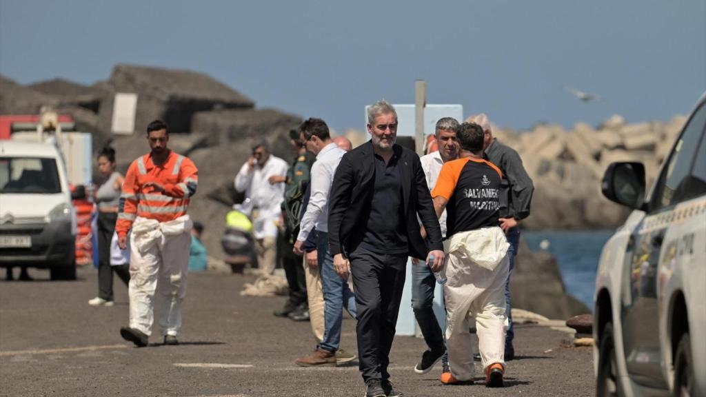 El presidente de Canarias, Fernando Clavijo, en el Puerto de la Restinga, después de que volcara el cayuco.