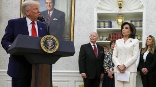 El presidente de Estados Unidos, Donald Trump, habla durante la ceremonia de juramentación de la fiscal interina del Distrito de Columbia, Jeanine Pirro, en la Casa Blanca este miércoles.