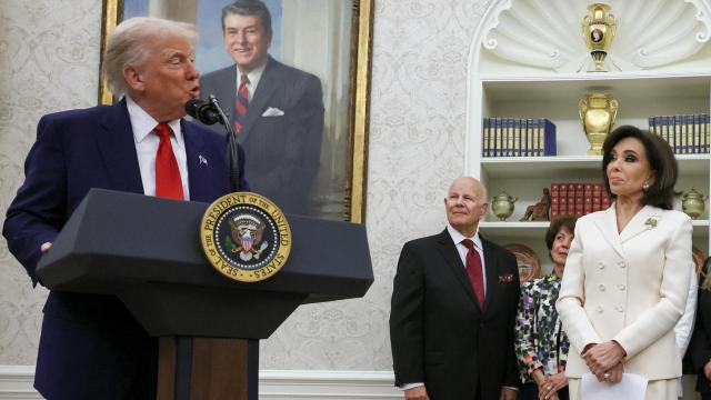 El presidente de Estados Unidos, Donald Trump, habla durante la ceremonia de juramentación de la fiscal interina del Distrito de Columbia, Jeanine Pirro, en la Casa Blanca este miércoles.