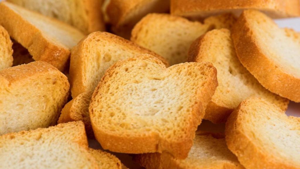 Unos trozos de pan tostado.