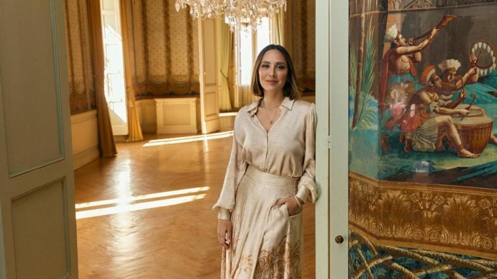 Tamara Falcó, posando con prendas de la línea 'Venecia'.