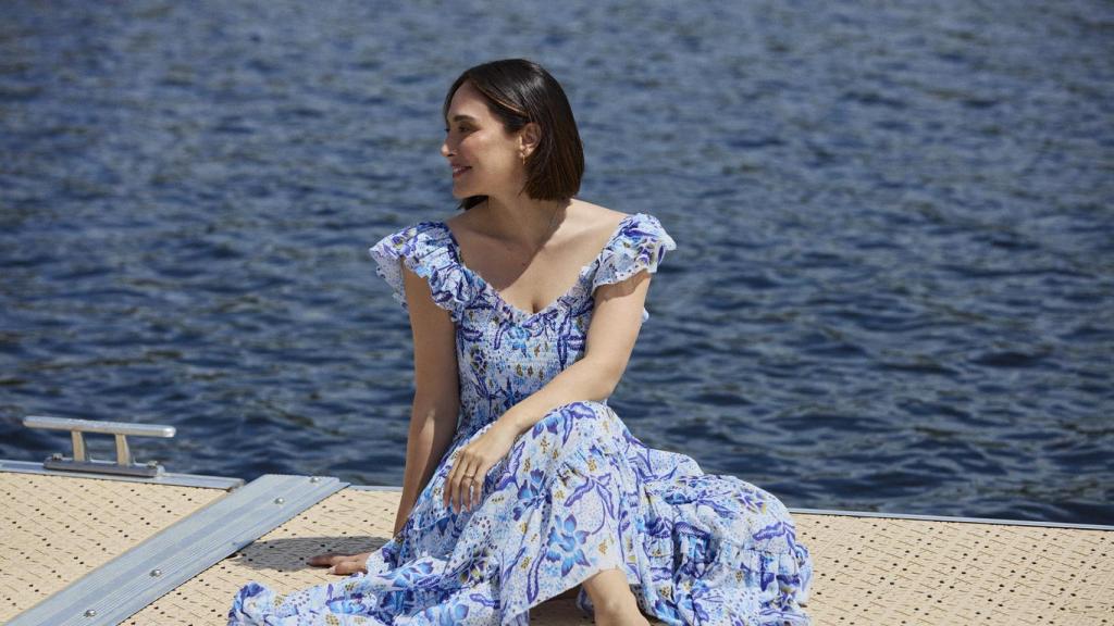 Tamara Falcó, posando con prendas de la línea 'Islas Seychelles'.