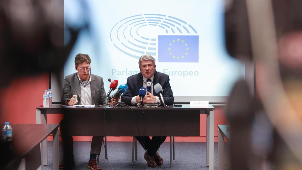 El presidente de la comisión junto al director de comunicaicón del Parlamento europeo en España.