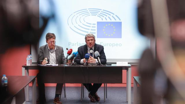 El presidente de la comisión junto al director de comunicaicón del Parlamento europeo en España.