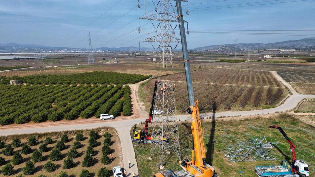 Trabajos alta tensión de Iberdrola en Carlet tras la dana. EE