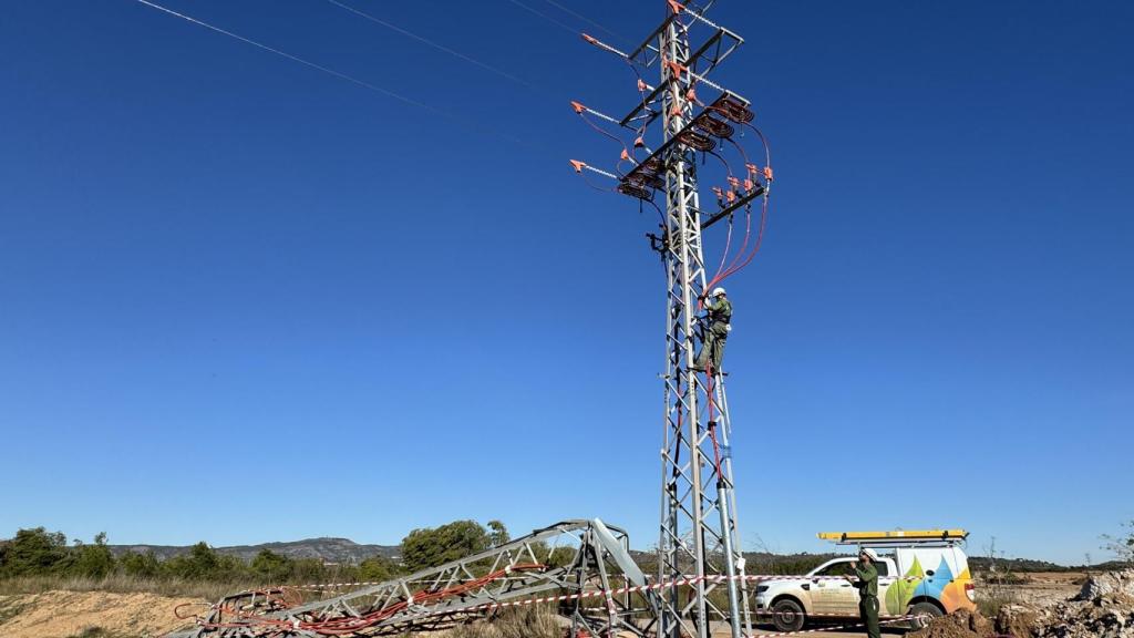 Trabajos de reconstrucción de instalaciones de Iberdrola. EE