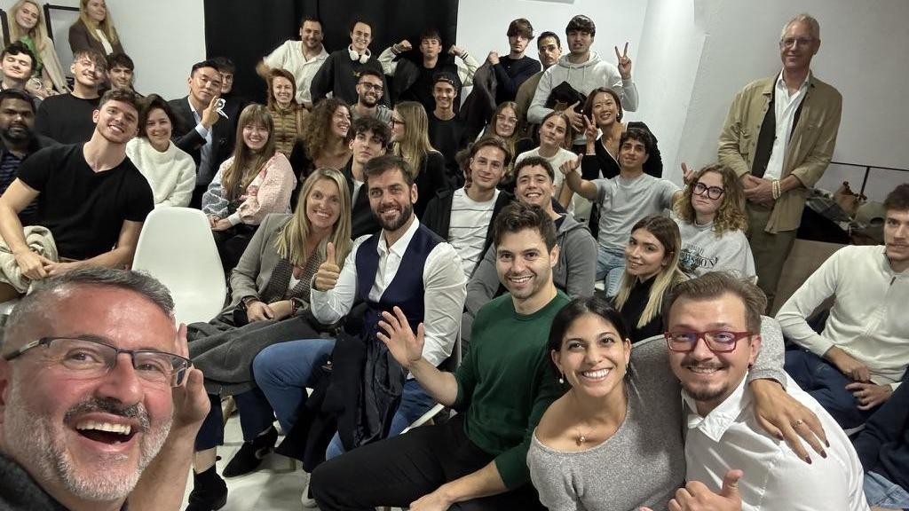 Una imagen de la comunidad Startup Oasis Málaga, con Dan Marques tomando el selfie en la esquina izquierda inferior.