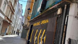 El okupa subido al andamio.