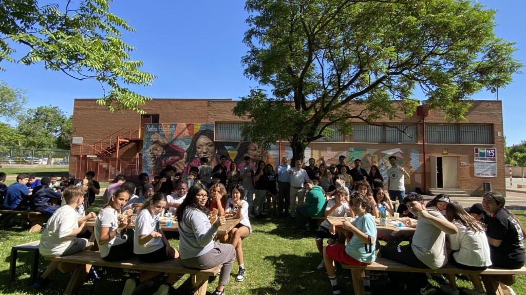 Jóvenes en el proyecto Dale like al desayuno