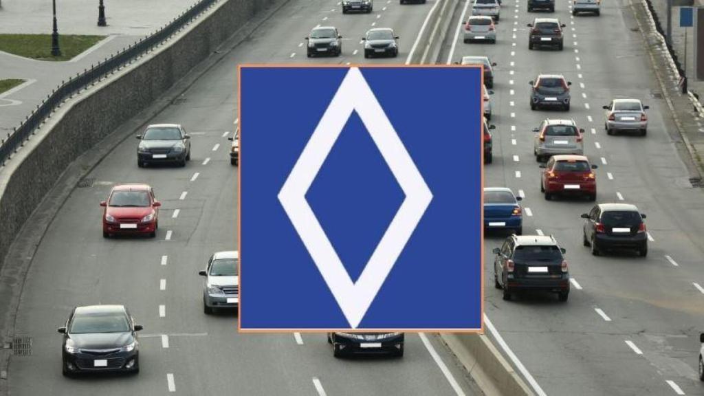 ⁠La señal azul con rombos blancos que ves en carretera en España no sabes qué significa: podrías acabar siendo multado