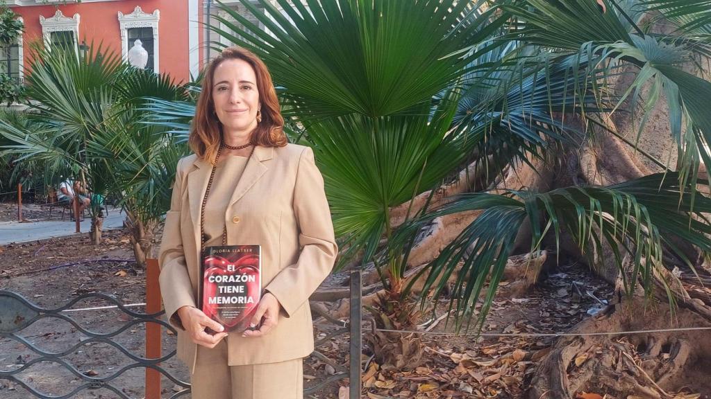 Gloria Llatser, junto a su libro 'El corazón tiene memoria'