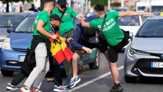 Pelea entre aficionados de ambos equipos en el centro de la ciudad.