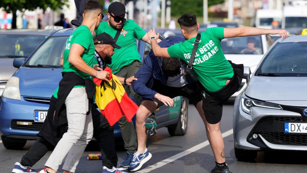 Pelea entre aficionados de ambos equipos en el centro de la ciudad.