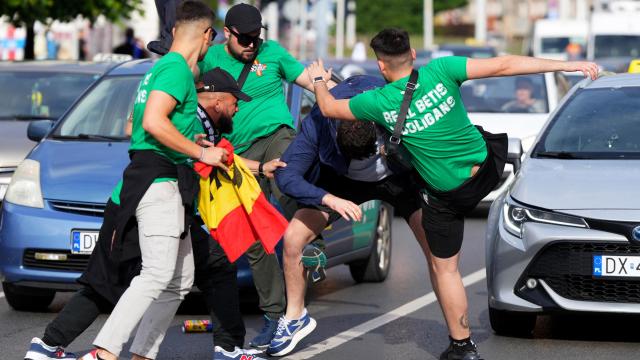 Pelea entre aficionados de ambos equipos en el centro de la ciudad.
