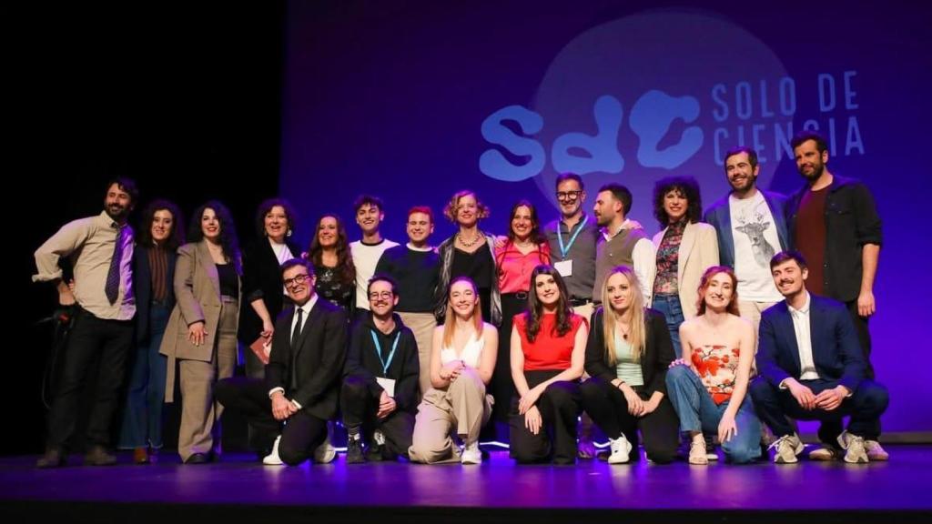 La tres aragonesas junto con el resto de participantes en la semifinal del concurso nacional de monólogos científicos.