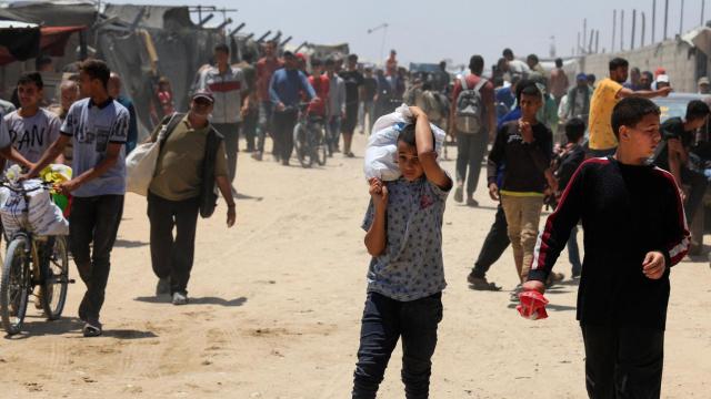 Un palestino lleva un suministro de ayuda que recibió de la Fundación Humanitaria de Gaza , respaldada por Estados Unidos, en Khan Younis, en el sur de la Franja de Gaza , el 28 de mayo de 2025.