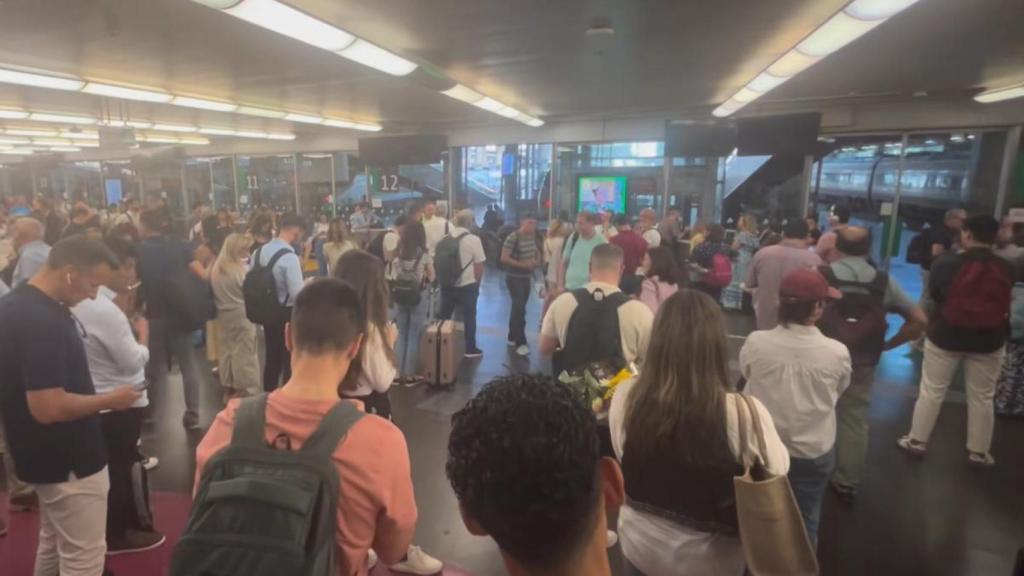 Viajeros esperando en la estación de Atocha.