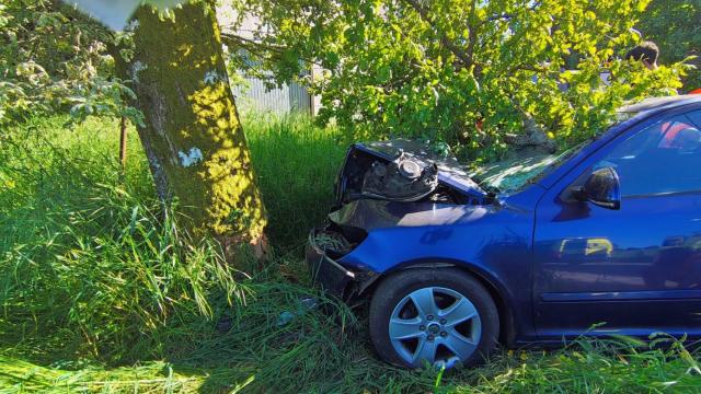 Muere una mujer de 81 años al chocar contra un árbol el coche en el que viajaba en Piñor de Cea (Ourense)