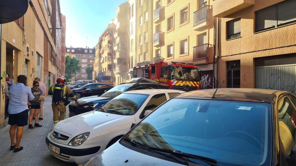 Los bomberos trabajando en el incendio de la calle Cardenal Mella de Zamora