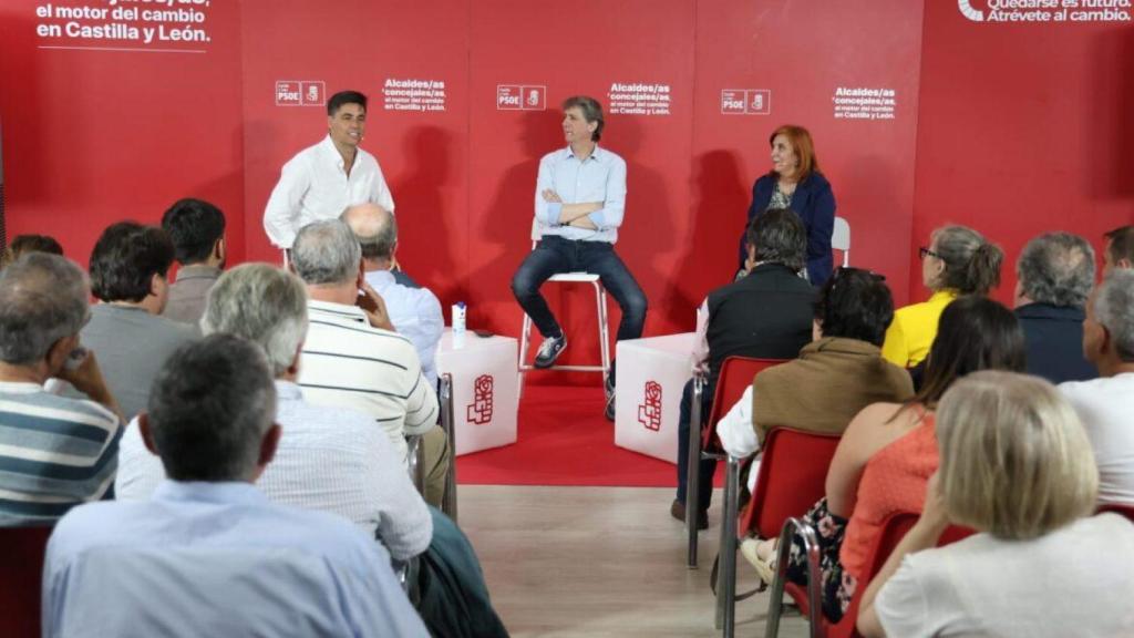 El secretario general del PSOE de Castilla y León, Carlos Martínez; y el secretario general del PSOE de Ávila, Carlos Montesino, en un encuentro con alcaldes y concejales de la provincia