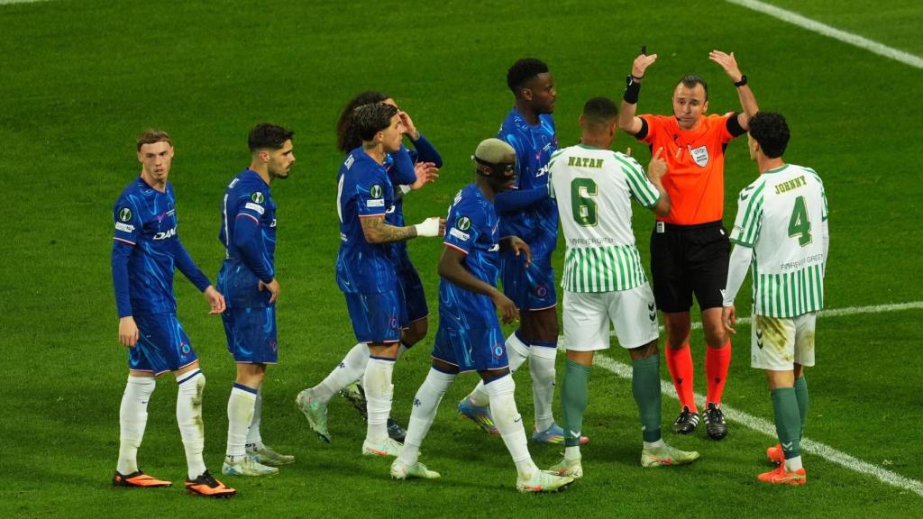 Los jugadores del Chelsea reclaman penalti en la salida de Adrián.