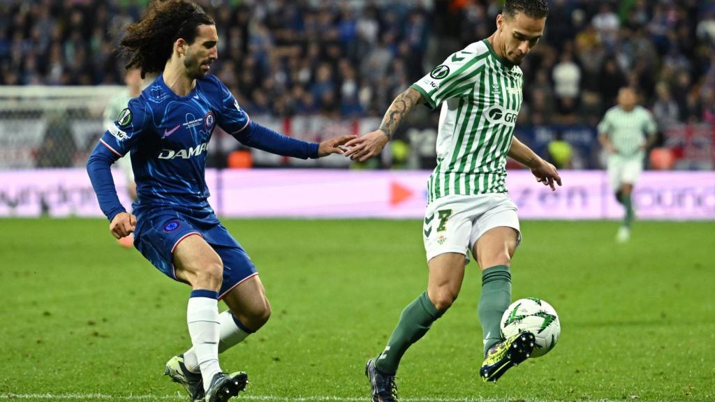 Antony, muy vigilado por Cucurella durante todo el partido.