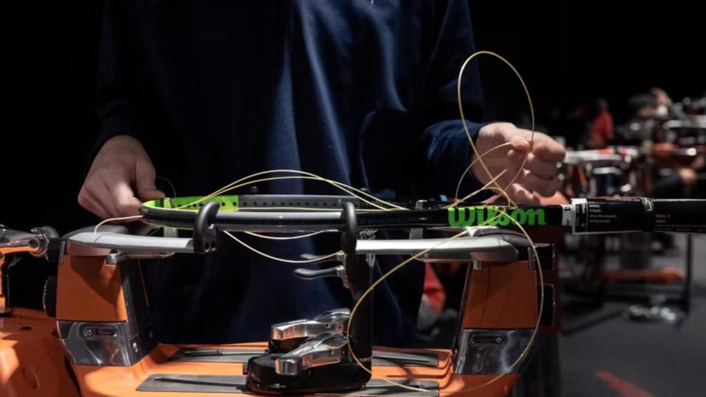 El trabajo de encordado en Roland Garros