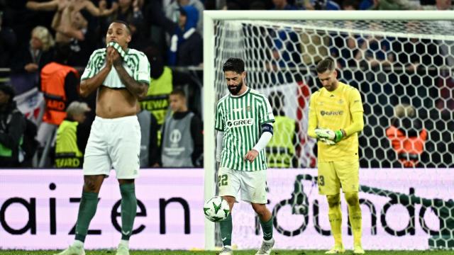 Los jugadores del Betis, hundidos tras recibir el cuarto.