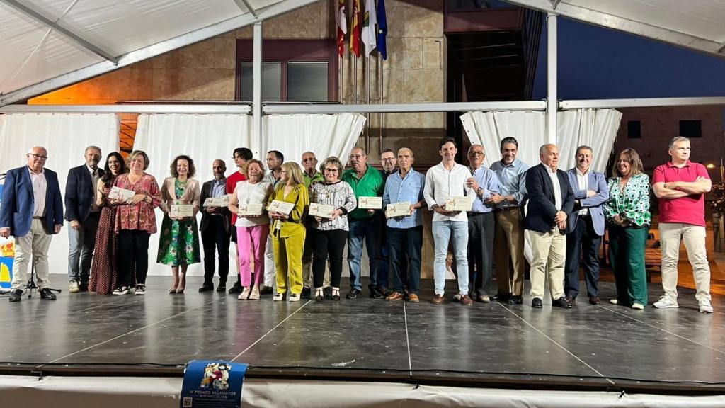 Foto de familia de los galardonados en los IV Premios Villamayor