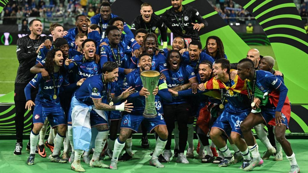 Reece James levanta el trofeo de la Conference.