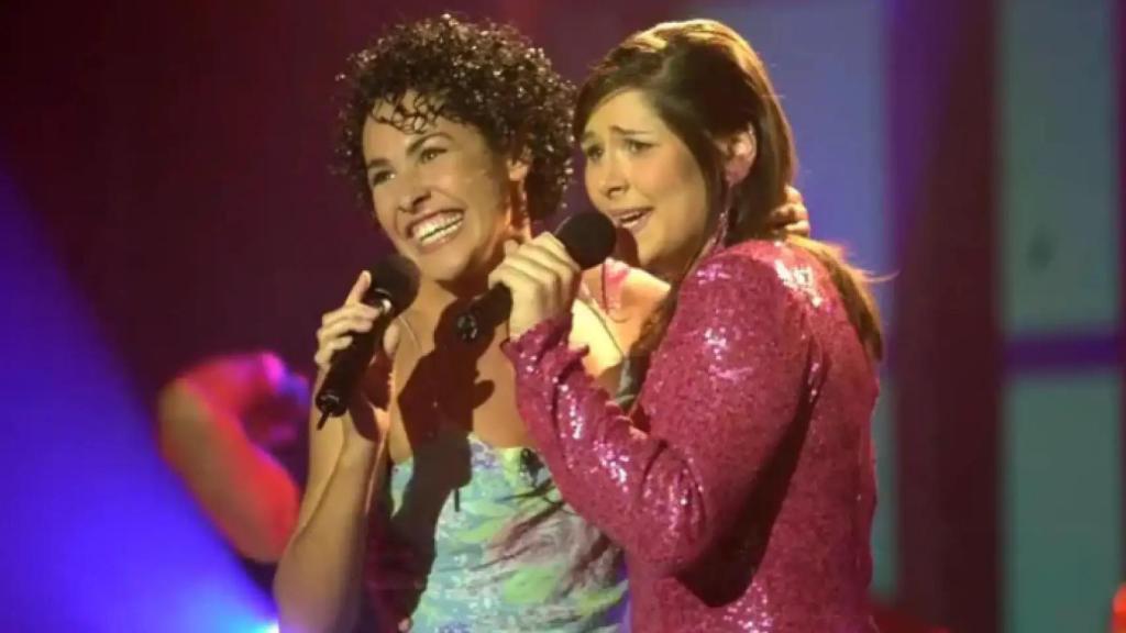 Nina cantando con Rosa en la primera edición de 'OT'.