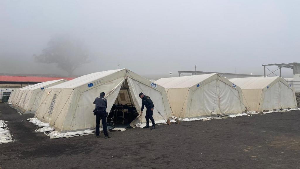 Los eurodiputados visitan las tiendas donde duermen los migrantes junto al puerto de El Hierro, en el centro de identificación.