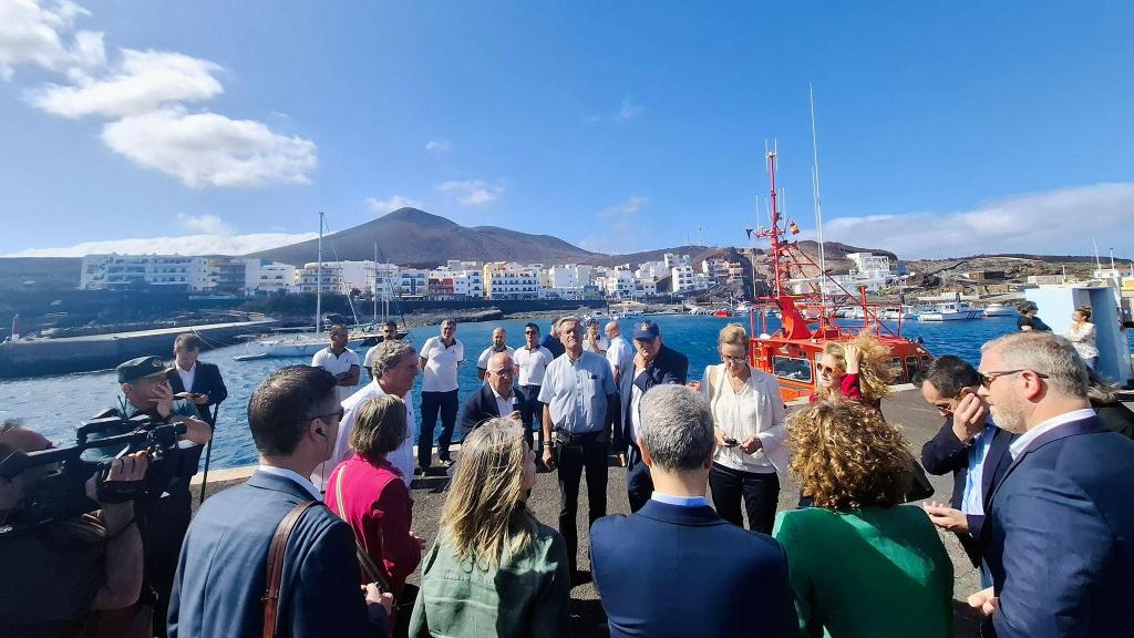 La misión de la Eurocámara termina su visita en el muelle de La Restinga, lugar donde volcó el cayuco este miércoles.