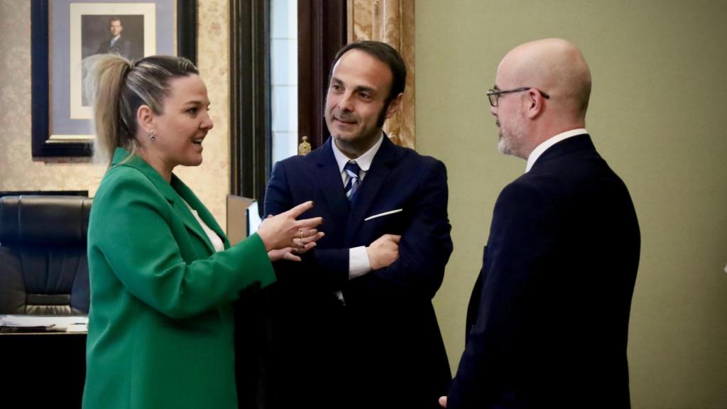 La alcaldesa de Galapagar, Carla Greciano, y el concejal de Seguridad del municipio, Javier Álvarez, con el delegado del Gobierno en la Comunidad de Madrid, Francisco Martínez Aguirre.