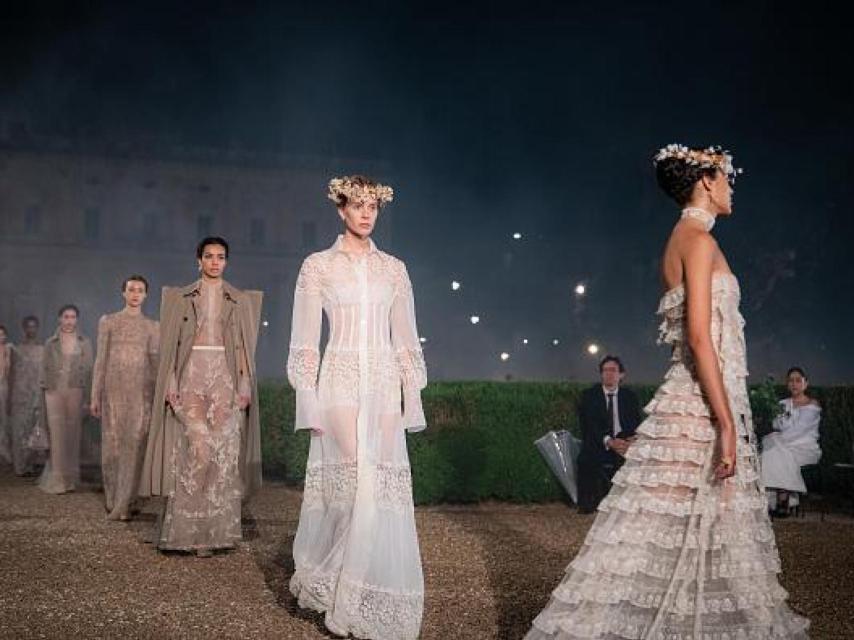 Transparencias y tocados florales en el desfile de Dior.