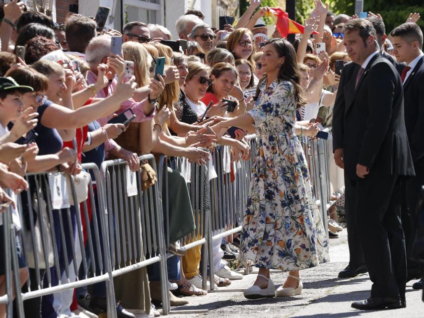 La Reina saluda a su llegada a Guadalupe.