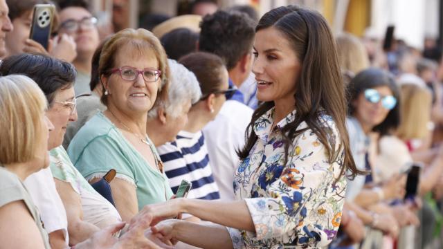 La Reina saluda antes de entrar al Ayuntamiento.