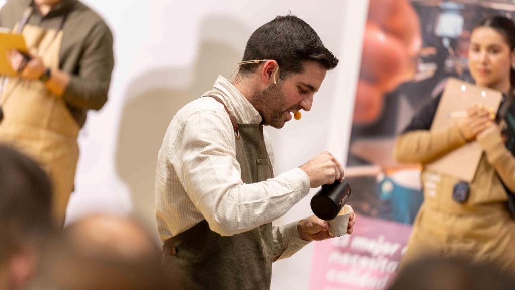 El experto, elaborando uno de sus cafés perfectos.