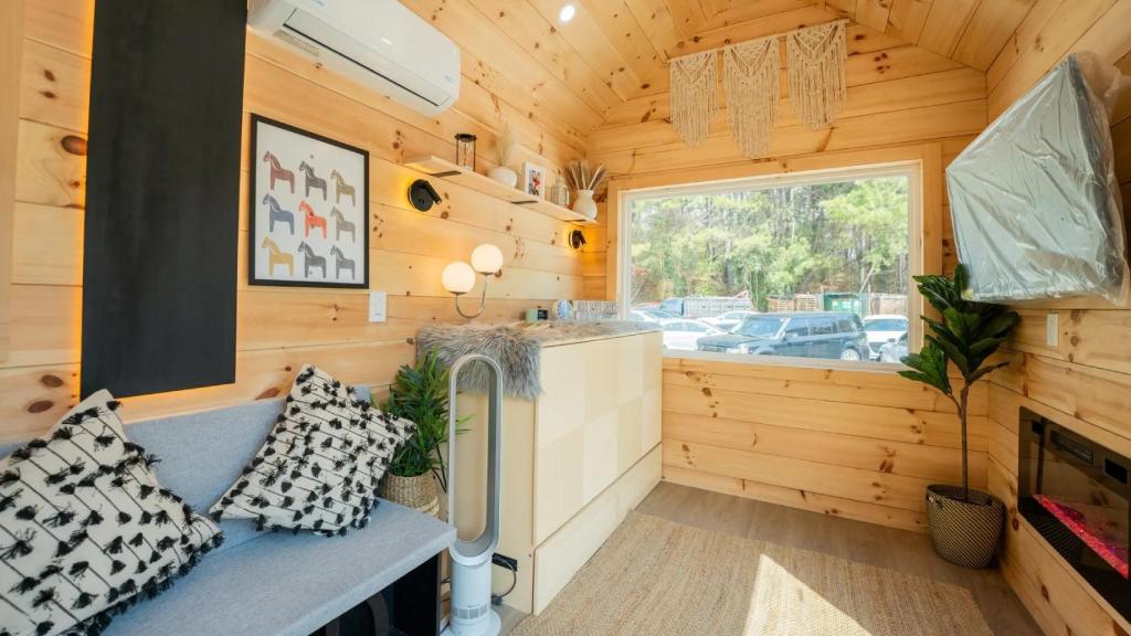 Parte del interior de la minicasa Kemi 2025.